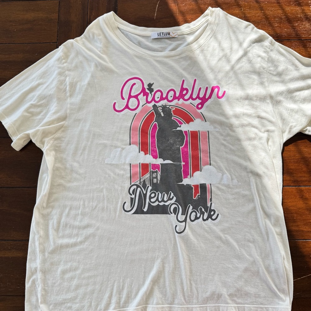 LetLuv Cream Brooklyn New York Women’s T-Shirt. XL.